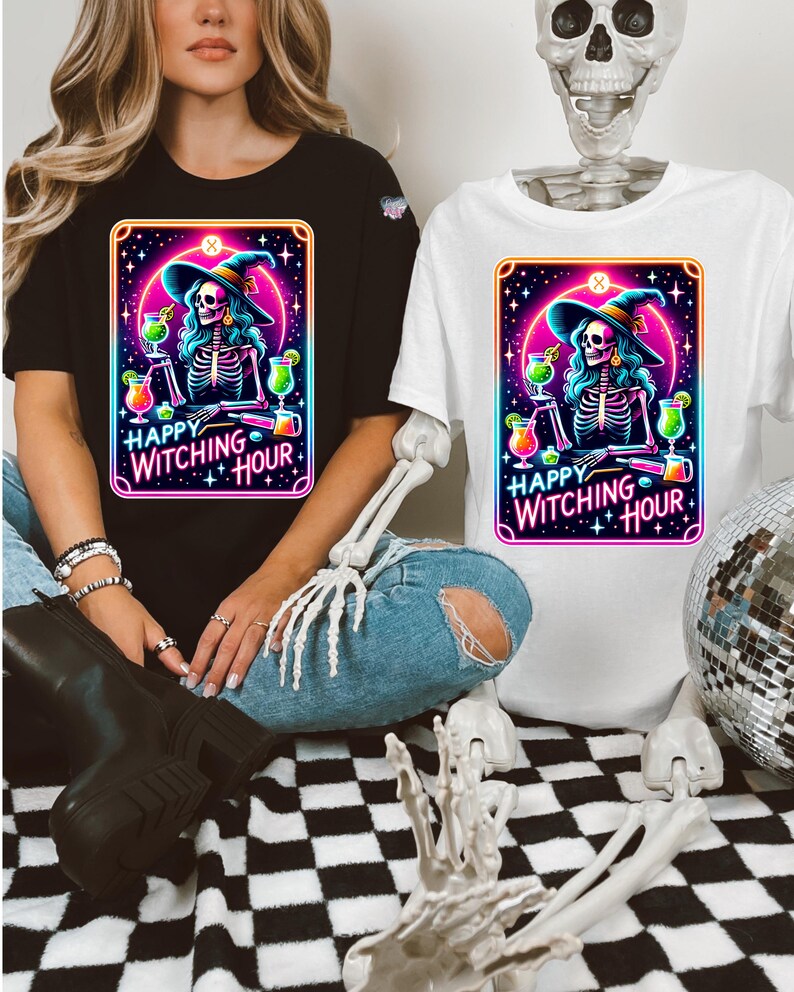 Pu&ograve; includere: Due t-shirt con una strega scheletro che indossa un cappello da strega e tiene un cocktail. Il testo sulle magliette recita "Happy Witching Hour".