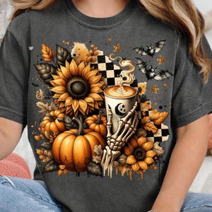 Skelettkaffe PNG höst Halloween Clipart, pumpa krydda latte sublimering, kusliga solrosor grunge rutig mugg PNG digital