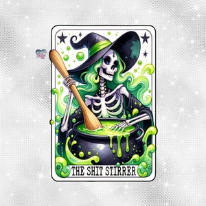Op de afbeelding: Een tarotkaart-illustratie van een skelet-heks die een groen-zwarte hoed draagt en een ketel met groene vloeistof roert met een houten lepel. De kaart heeft de titel "The Shit Stirrer".
