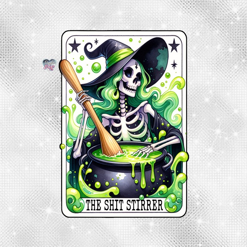 Op de afbeelding: Een tarotkaart-illustratie van een skelet-heks die een groen-zwarte hoed draagt en een ketel met groene vloeistof roert met een houten lepel. De kaart heeft de titel "The Shit Stirrer".