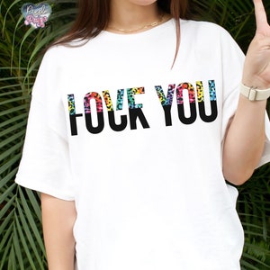 K&ouml;nnte beinhalten: Wei&szlig;es T-Shirt mit dem Aufdruck "I love you" in schwarzen Buchstaben. Die Buchstaben sind mit einem Regenbogen-Leopardenmuster gef&uuml;llt.