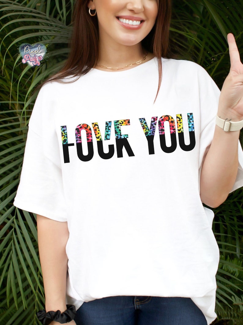 K&ouml;nnte beinhalten: Wei&szlig;es T-Shirt mit dem Aufdruck "I love you" in schwarzen Buchstaben. Die Buchstaben sind mit einem Regenbogen-Leopardenmuster gef&uuml;llt.