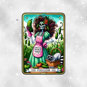 La carta del Tarot de la Verdura Prohibida PNG, Mamá Jardinera Esqueleto Descarado con Pepino y Mapache, Insinuación Sucia de Jardín, Sublimación de Camiseta