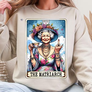 La matriarca, anciana divertida PNG, carta del tarot atrevida, sublimación del dedo medio, abuela sarcástica, descarga digital de humor para adultos