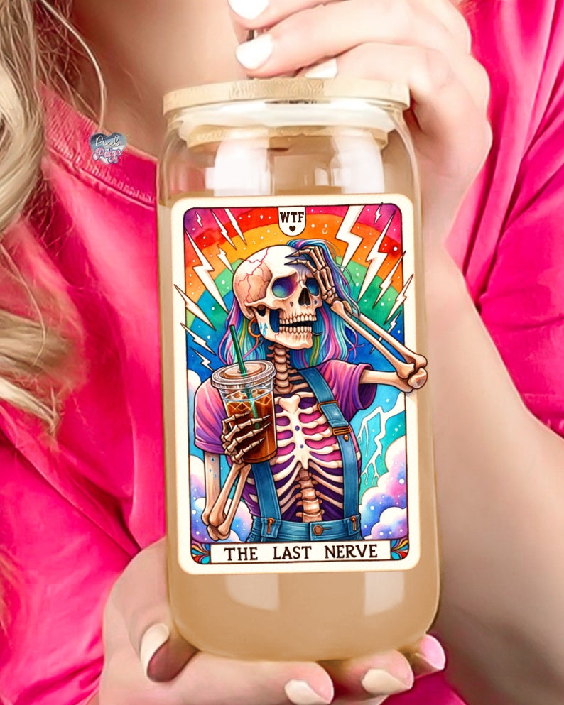 K&ouml;nnte beinhalten: Ein Glasgef&auml;&szlig; mit einem Bambusdeckel zeigt eine farbenfrohe Illustration eines Skeletts, das eine Kaffeetasse h&auml;lt. Die Illustration ist von einem Regenbogen und Blitzen umgeben. Der Text "WTF" und "THE LAST NERVE" ist auf dem Gef&auml;&szlig; aufgedruckt.