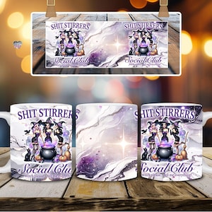 Op de afbeelding: Twee witte keramische mokken met een paars en wit galaxy-ontwerp. De mokken hebben een zwart-witte illustratie van drie heksen met een ketel en de tekst "Shit Stirrers Social Club Witch please...tell me everything!"