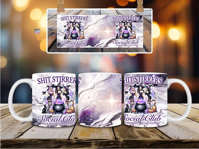 Op de afbeelding: Twee witte keramische mokken met een paars en wit galaxy-ontwerp. De mokken hebben een zwart-witte illustratie van drie heksen met een ketel en de tekst "Shit Stirrers Social Club Witch please...tell me everything!"