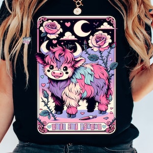 Carta de tarô da vaca das Terras Altas PNG Fofo, mas psicopata pastel gótico PNG bebê novilha sublimação camisa da vaca das Terras Altas escocesa bruxaria coo download instantâneo