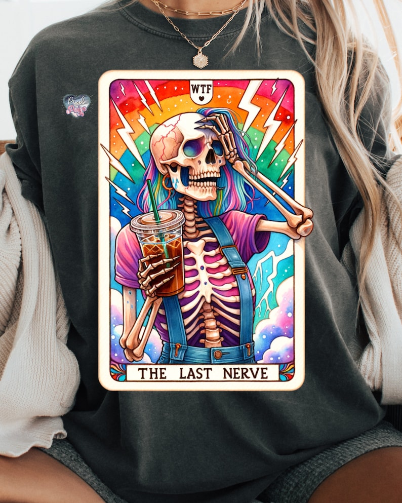 K&ouml;nnte beinhalten: Eine Tarotkarte mit einem Skelett, das eine Tasse Kaffee h&auml;lt. Die Karte tr&auml;gt den Titel "The Last Nerve" und hat die Buchstaben "WTF" in der oberen Ecke. Die Karte ist mit einem Regenbogenhintergrund und Blitzen illustriert.