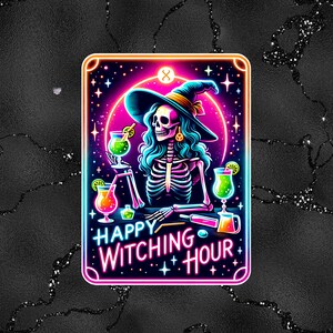 Pu&ograve; includere: Un cartello al neon con una strega scheletrica che indossa un cappello nero e tiene un cocktail. Il cartello dice "Happy Witching Hour".