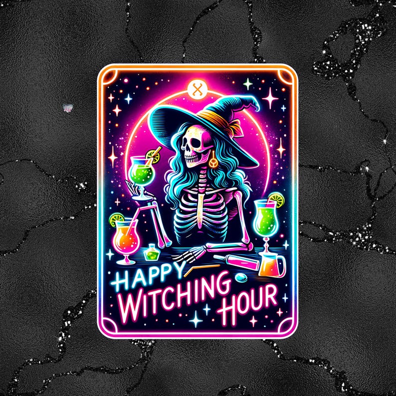 Pu&ograve; includere: Un cartello al neon con una strega scheletrica che indossa un cappello nero e tiene un cocktail. Il cartello dice "Happy Witching Hour".