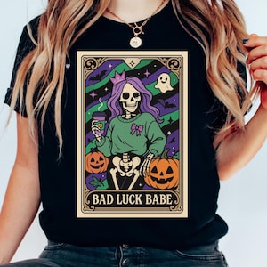 Carta dei Tarocchi "Bad Luck Babe" in formato PNG, Clipart di uno scheletro di Halloween, Sublimazione di una zucca gotica pastello, Design artistico dei Tarocchi carino e spettrale