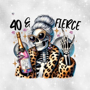 Può includere: Illustrazione digitale di uno scheletro con occhiali da sole, orecchini e un cappotto leopardato, che tiene in mano una bottiglia di champagne. Il testo recita "40 & FIERCE" con il numero 40 ripetuto. Una palla da discoteca è sullo sfondo.