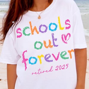 Diseño de camiseta de jubilación de maestros, estilo crayón de tiza divertido, PNG, para fin de curso, descarga digital, 2025