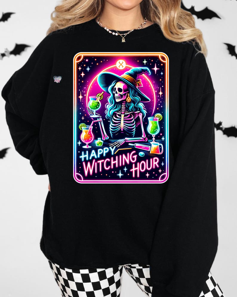 Pu&ograve; includere: Felpa nera con una grafica rosa, blu e verde neon di una strega scheletro che tiene un cocktail. La grafica dice "Happy Witching Hour".