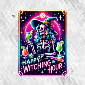 Pu&ograve; includere: Un cartello al neon con una strega scheletrica che indossa un cappello nero e tiene un cocktail. Il cartello dice "Happy Witching Hour" con stelle e altri accenti al neon.