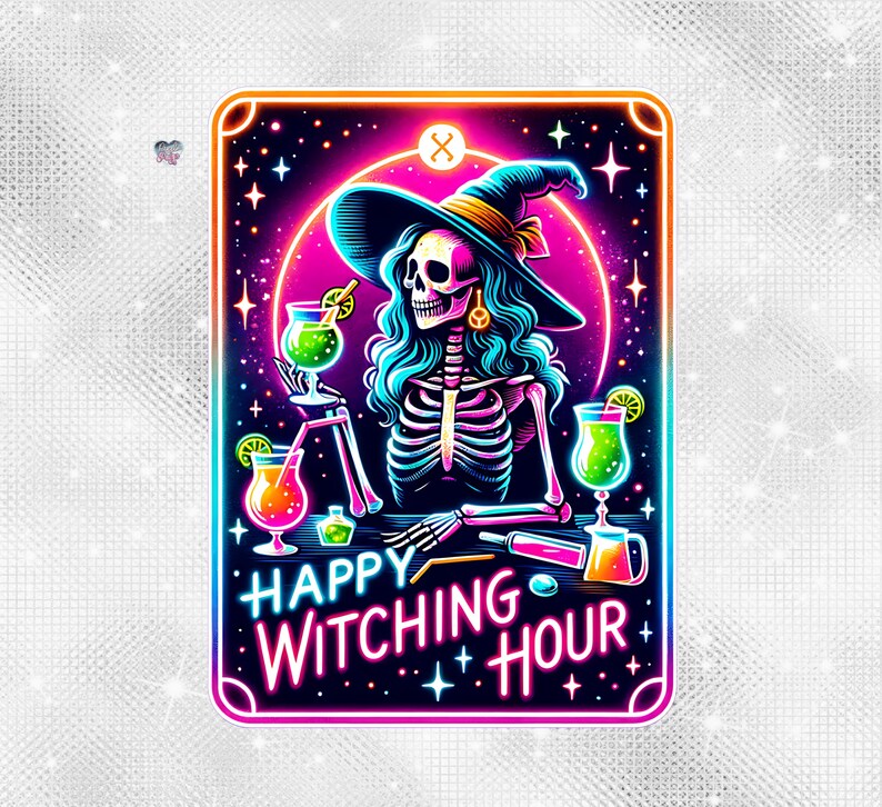 Pu&ograve; includere: Un cartello al neon con una strega scheletrica che indossa un cappello nero e tiene un cocktail. Il cartello dice "Happy Witching Hour" con stelle e altri accenti al neon.