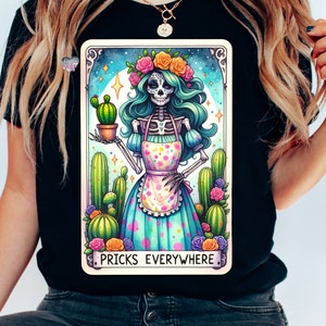 Carta de tarô engraçada de mãe esqueleto PNG picadas em todos os lugares clipart de cacto design de camisa de meme de cacto rude amante de plantas suculentas PNG download digital