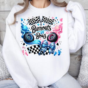 K&ouml;nnte beinhalten: Wei&szlig;er Pullover mit einem Gender-Reveal-Design. Das Design zeigt blaue und rosa karierte Flaggen, eine blaue und rosa Schleife und den Text "Burnouts or Bows".