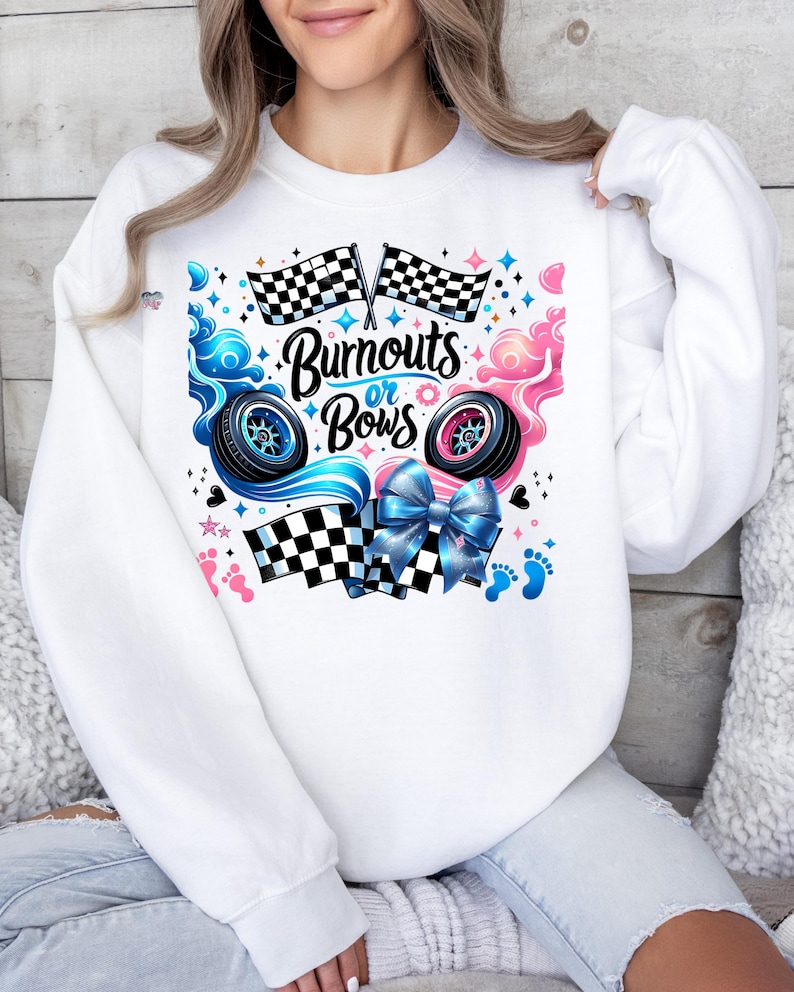 K&ouml;nnte beinhalten: Wei&szlig;er Pullover mit einem Gender-Reveal-Design. Das Design zeigt blaue und rosa karierte Flaggen, eine blaue und rosa Schleife und den Text "Burnouts or Bows".