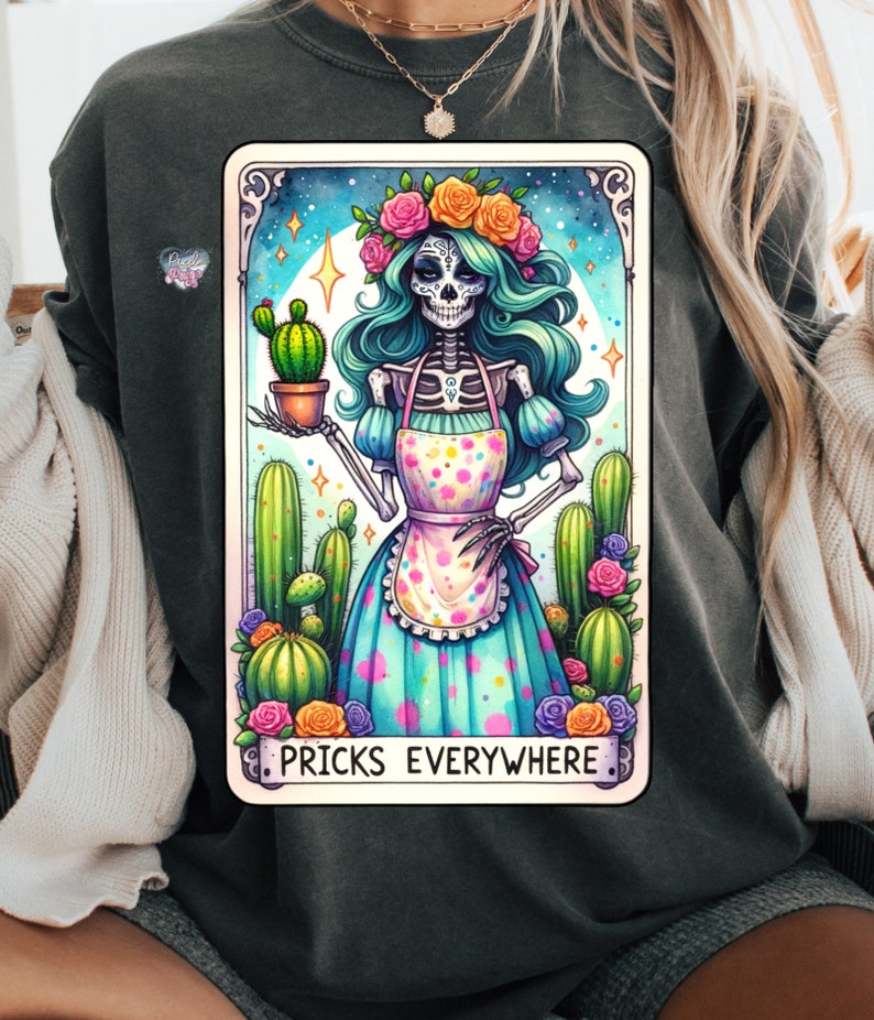 Puede incluir: Una ilustraci&oacute;n en blanco y negro de un esqueleto con una corona de flores y un vestido azul y blanco sosteniendo un cactus en maceta. El texto "Pricks Everywhere" est&aacute; debajo de la imagen.