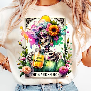 Carta del Tarot de la Azada de Jardín PNG, Mamá Esqueleto Descarada, Diseño de Verano, Flores Tropicales, Jardinería Divertida, Sublimación PNG para Camisetas