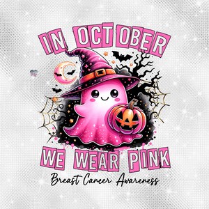Peut inclure: Fant&ocirc;me rose portant un chapeau de sorci&egrave;re et tenant une citrouille d'Halloween. Le texte "In October We Wear Pink" et "Breast Cancer Awareness" est sous le fant&ocirc;me.