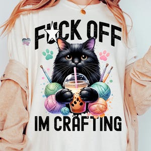 面白い黒猫の女性クラフト PNG 猫ママ アイスコーヒー昇華 生意気な母の日編み物 PNG 卑猥な猫ママ かぎ針編み デジタルダウンロード