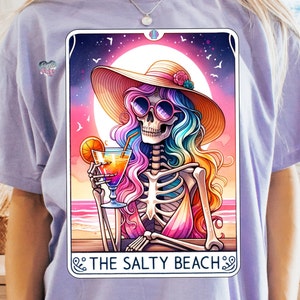 Carta del tarot esqueleto de playa salada PNG, viaje de chicas PNG, camiseta de tarot de tequila salado, bruja náutica atrevida PNG, chica sexy de verano, descarga digital
