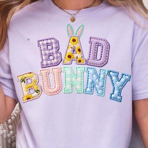 Bad Bunny PNG Ostern Shirt Design, Freche Patchwork Applikation Buchstaben, Faux Stickerei Frühlingsgrafik
