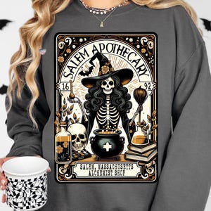 Carta de tarô de bruxa de Salem, Massachusetts, Halloween PNG, temporada assustadora, morcego, boticário, camisa PNG, bruxas, café, alquimista, loja, clipart digital