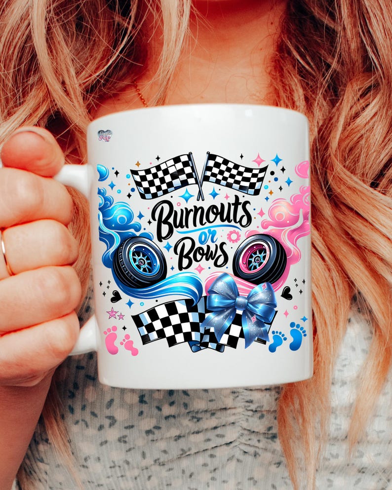 K&ouml;nnte beinhalten: Eine wei&szlig;e Keramiktasse mit einem Gender-Reveal-Design. Sie zeigt blaue und rosa Rennflaggen, Reifenspuren und eine Schleife. Der Text lautet "Burnouts or Bows".