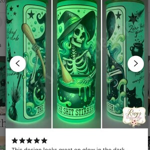 Puede incluir: Un vaso verde que brilla en la oscuridad con una bruja esqueleto revolviendo un caldero. El texto "The Shit Stirrer" est&aacute; impreso en el vaso.
