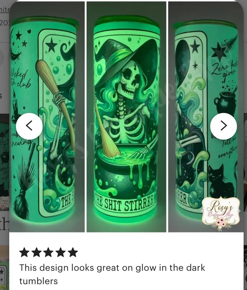 Puede incluir: Un vaso verde que brilla en la oscuridad con una bruja esqueleto revolviendo un caldero. El texto "The Shit Stirrer" est&aacute; impreso en el vaso.