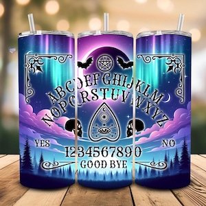 Könnte beinhalten: Ein Edelstahlbecher mit einem farbenfrohen Design, das ein Ouija-Brett mit einer Sichelmond, Sternen und einer gruseligen Waldszene zeigt. Der Text auf dem Becher lautet "YES", "NO", "1234567890" und "GOOD BYE".