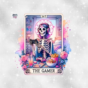 K&ouml;nnte beinhalten: Eine Tarotkarten-Illustration, die ein Skelett zeigt, das Kopfh&ouml;rer tr&auml;gt und einen Videospiel-Controller h&auml;lt. Die Karte tr&auml;gt den Titel "Der Gamer" und hat einen rosa-blauen Aquarellhintergrund mit einem 24/7-Symbol.