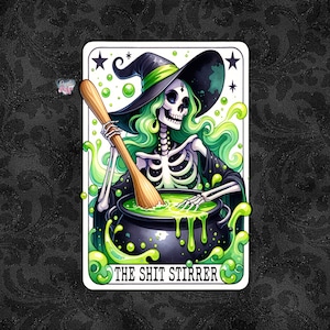 Op de afbeelding: Een tarotkaart-illustratie van een skelet-heks die een groene en zwarte heksenhoed draagt en een ketel met groene vloeistof roert met een houten lepel. De kaart heeft de titel "The Shit Stirrer".