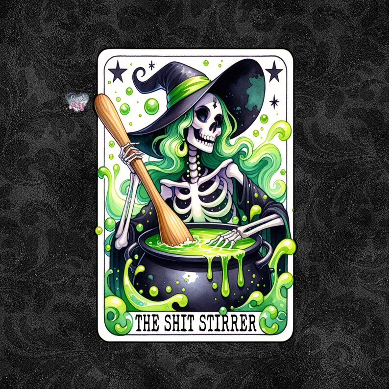 Op de afbeelding: Een tarotkaart-illustratie van een skelet-heks die een groene en zwarte heksenhoed draagt en een ketel met groene vloeistof roert met een houten lepel. De kaart heeft de titel "The Shit Stirrer".