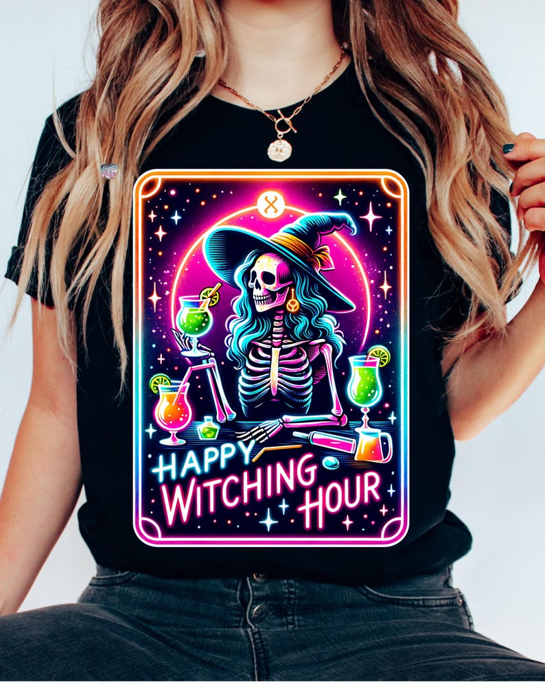Pu&ograve; includere: Una maglietta nera con una grafica rosa neon, blu e verde di una strega scheletro che tiene un cocktail. La grafica &egrave; in una cornice in stile carta dei tarocchi con il testo "Happy Witching Hour".