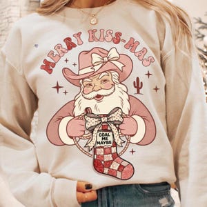 PNG de Papá Noel retro del oeste, imágenes prediseñadas de calcetines navideños divertidos, diseño "Feliz beso, Papá Noel, quizás", sublimación de camiseta vintage de Papá Noel con retazos