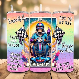 Gobelet Wrap The Speed Demon Carte de tarot drôle vieille dame PNG 20 oz Sublimation maigre Gobelet sarcastique impertinent grand-mère mobilité scooter numérique