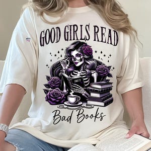 Les filles gentilles lisent de mauvais livres PNG amour de lire des livres cochons épicés PNG booktok chemise épicé book club clipart squelette sarcastique crâne gothique