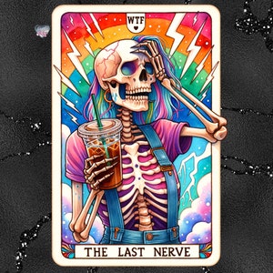 K&ouml;nnte beinhalten: Eine Tarotkarte mit einem Skelett, das eine Tasse Kaffee h&auml;lt. Die Karte tr&auml;gt den Titel "The Last Nerve" und hat oben die Buchstaben "WTF" in einem Herz. Der Hintergrund ist ein Regenbogen mit Blitzen.