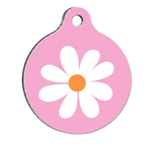 Könnte beinhalten: Eine kreisförmige, rosa Haustier-Identifikationsmarke mit einer weißen Gänseblümchen-Grafik und einem orangefarbenen Zentrum. Die Marke hat ein kleines Loch an der Oberseite zur Befestigung und einen metallisch silbernen Rand um die runde Form.