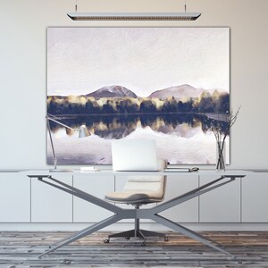 Pode incluir: Uma mesa de escritório branca com uma moldura de metal prateada e uma cadeira de escritório branca. Um computador portátil está na mesa em frente a uma grande pintura abstrata de um lago e montanhas em tons de roxo, azul e dourado.