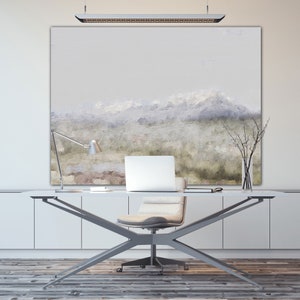 Pode incluir: Uma mesa branca com uma moldura de metal prateada e uma cadeira de escritório branca. Um computador portátil está na mesa. Uma pintura de uma paisagem com montanhas e um céu azul claro está pendurada na parede atrás da mesa.
