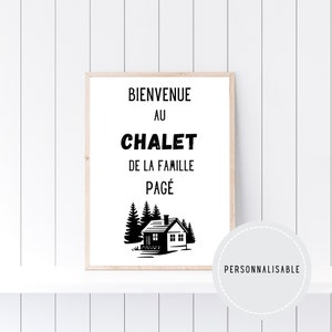Pode incluir: Sinal imprimível preto e branco com o texto "Bienvenue au Chalet de la Famille Pagé" e uma silhueta de uma cabana na floresta. O texto "Personnalisable" está na parte inferior do sinal.
