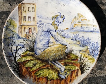 Grande piatto dipinto su ceramica  con un satiro e paesaggio castello Aragonese Ischia