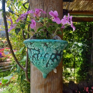 vaso da muro in verde materico
