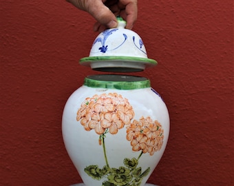 vaso con coperchio in ceramica smaltato e decorato con fiore di geranio interamente fatto a  mano